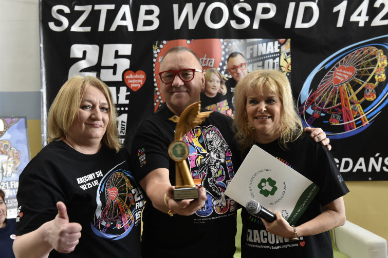 Statuetkę Przyjaciela Szkoły wręczyły laureatowi dyrektor Maria Rudnicka i główna organizatorka wydarzenia Katarzyna Kędzioł