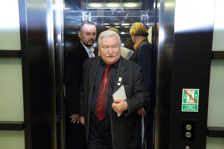 Luty 2017: Lech Wałęsa w ECS w drodze na konferencję prasową, w czasie której po raz kolejny zaprzeczył, jakoby kiedykolwiek współpracował z SB
