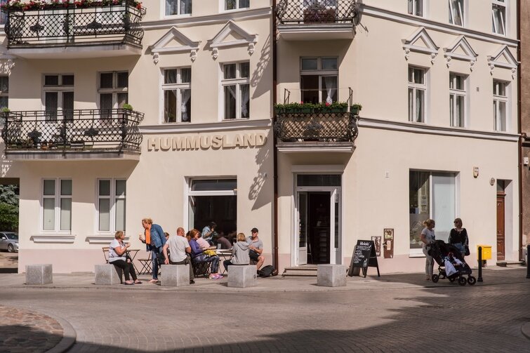 Gdański Zarząd Nieruchomości Komunalnych dysponuje ponad 18 tysiącami lokali komunalnych, prawie 6 tys. z nich jest zadłużonych czynszowo. NZ Gdańsk Wrzeszcz to jedna z dzielnic, w której znajduje się duża liczba lokali komunalnych