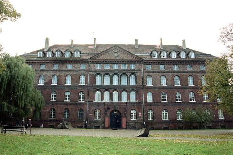 Budynek Poczty Polskiej w Gdańsku przy Pl. Obrońców Poczty Polskiej 1/2