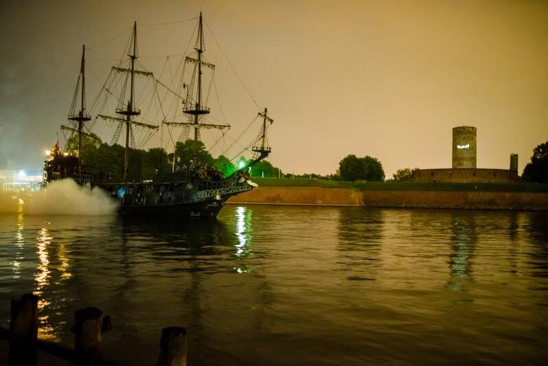 Inscenizacja bitwy morskiej na Martwej Wiśle w pobliżu Twierdzy Wisłoujście