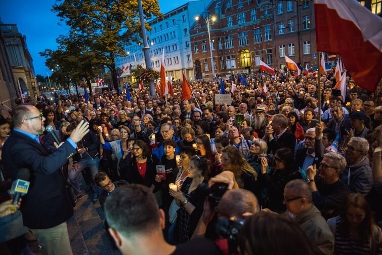 Paweł Adamowicz przemawia do protestujących przed Sądem Okręgowym w Gdańsku 24 lipca 2017