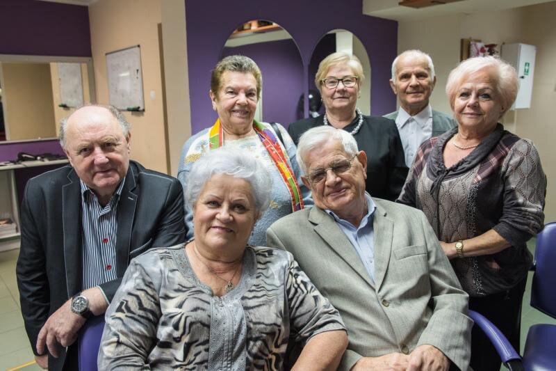 Bohaterowie dnia. Z przodu pozują Helena i Edward Rogaczowie; od lewej Rajmund Leyk, Jadwiga Banker, Barbara Franczak, Henryk Bańkowski, Krystyna Fiedorowicz