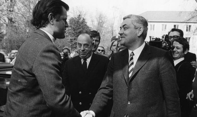 Horst Ehmke (z prawej) wita się z senatorem Tedem Kennedym. Bonn, kwiecień 1971 rok