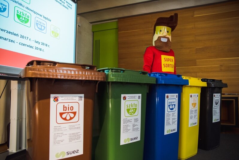 Papier, szkło, metale i tworzywa sztuczne - każdy pojemnik będzie odpowiednią naklejkę