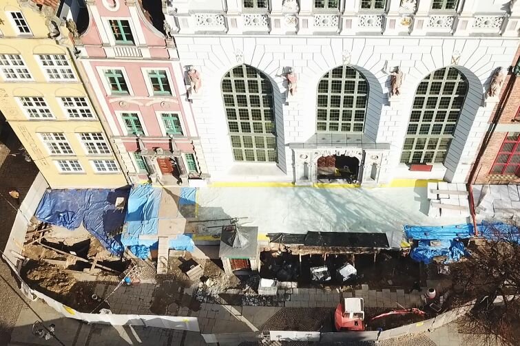 Remont przedproży Dworu Artusa w Gdańsku