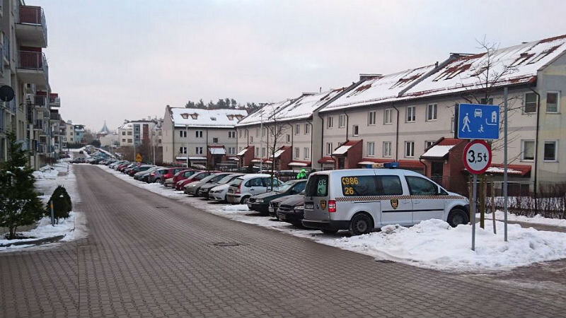 Uwaga! Strefa zamieszkania. Kto ma pierwszeństwo - pieszy czy kierowca?