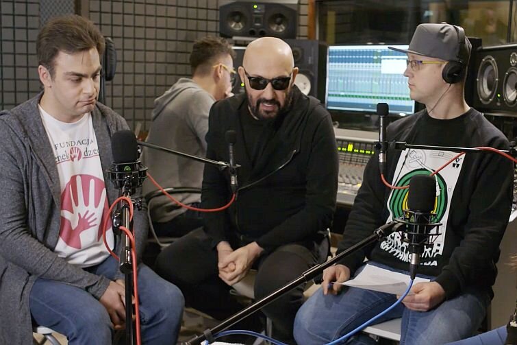 Serial Cafe NGO. Scena z udziałem Grzegorza Skawińskiego