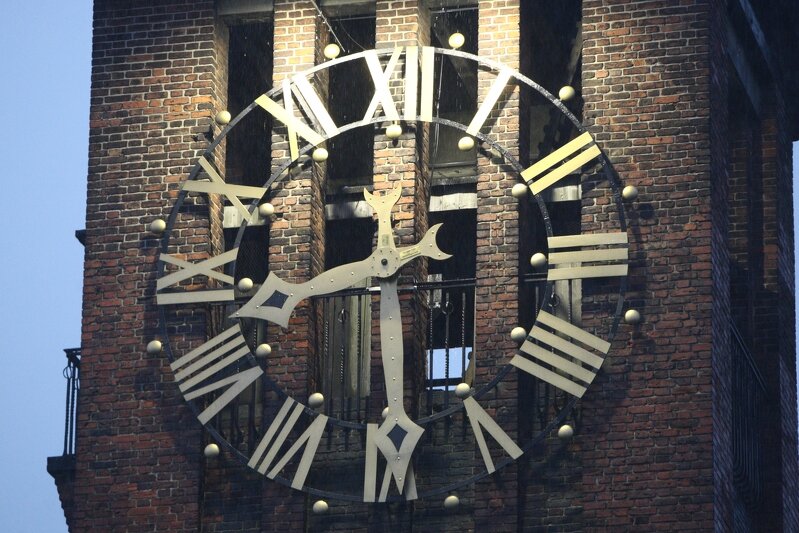 Śpimy krócej, w nocy z soboty na niedzielę nastąpi zmiana czasu z zimowego na letni. Na zdjęciu zegar na wieży schroniska młodzieżowego im. Pawła Beneke