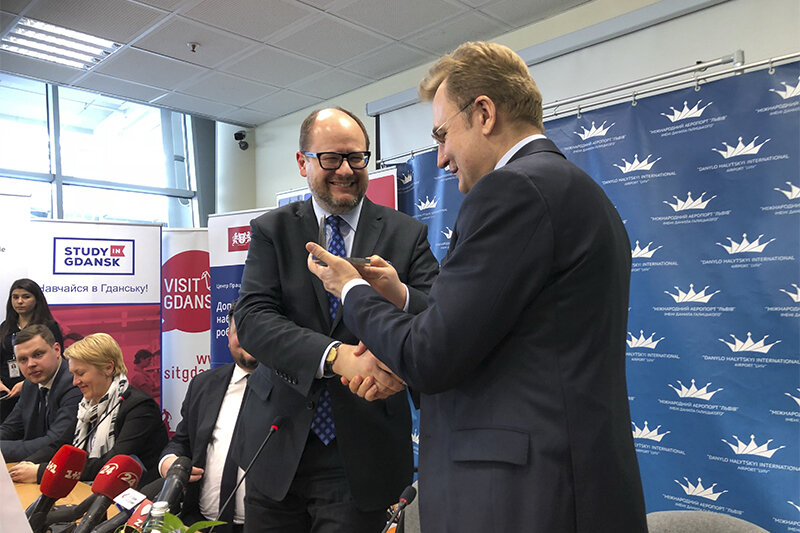 Prezydent Adamowicz wręcza merowi Sadowemu w prezencie gdańskie dźwigi - statuetkę, która ma przypominać dzień, w którym Gdańsk i Lwów otworzyły się na nowe możliwości współpracy