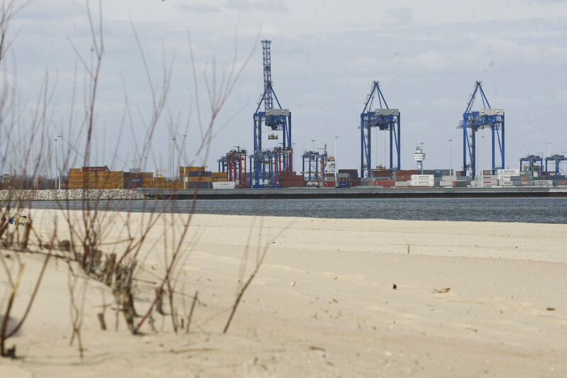 Terminal kontenerowy DCT widziany z perspektywy plaży na Stogach. Port Gdańsk osiąga coraz lepsze wyniki przeładunkowe, na Bałtyku jest już potęgą - może potrzebować przestrzeni do dalszego rozwoju