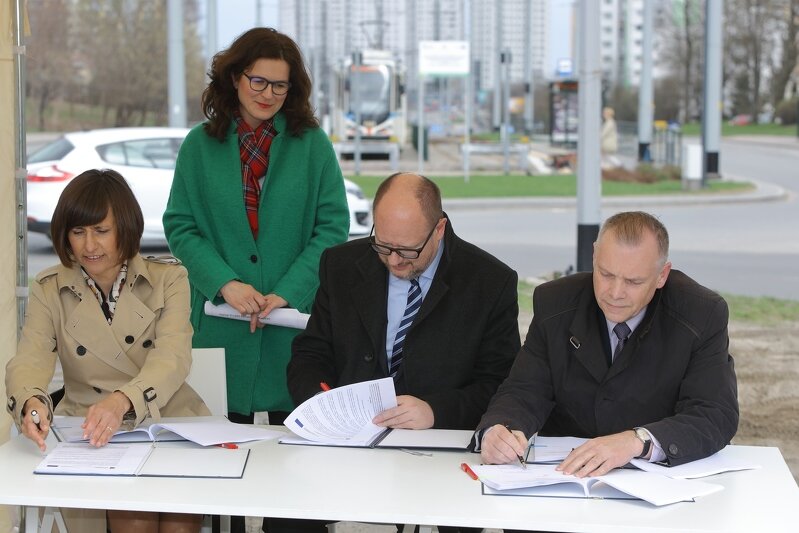 We wtorek podpisano umowę na budowę tzw. Nowej Bulońskiej Północnej. Na zdjęciu (od lewej): Małgorzata Winiarek – Gajewska, prezes NDI S.A., Aleksandra Dulkiewicz, zastępca prezydenta Gdańska, Paweł Adamowicz prezydent Gdańska oraz Włodzimierz Bartosiewicz dyrektor Dyrekcji Rozbudowy Miasta Gdańska