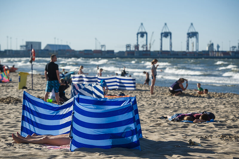Plaża w Stogach, w tle port i terminal kontenerowy DCT