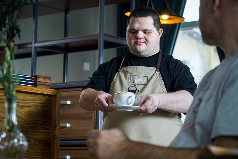 Łukasz Łopanowski z Zaspy - jest po szkoleniach, już wkrótce rozpocznie pracę w nowej gdańskiej kawiarni cieKAWA, w której trzon personelu stanowić będą niepełnosprawni intelektualnie gdańszczanie i gdańszczanki 