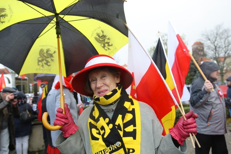 Gdańska seniorka na ubiegłorocznej Paradzie Niepodległości. W sobotę, 16 czerwca będzie cieplej!