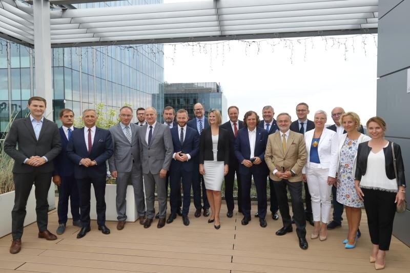 14 gmin Obszaru Metropolitalnego Gdańsk - Gdynia - Sopot współtworzy system roweru metropolitalnego MEVO. 18 czerwca ich przedstawiciele spotkali się w Olivia Business Centre na podpisaniu umowy z wykonawcą i operatorem systemu - spółką NB Tricity (należy do Nextbike Polska)