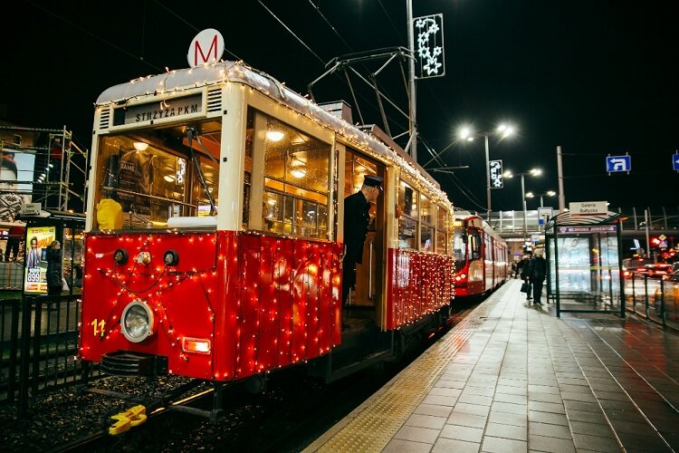 Przejazdy będą się odbywały zabytkowym tramwajem N. Na zdjęciu w świątecznej dekoracji. 