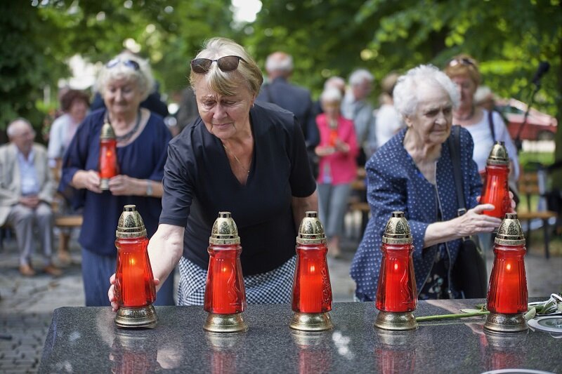 Uczestnicy wspólnej modlitwy ustawiają znicze na płycie pomnika na Cmentarzu Nieistniejących Cmentarzy w Gdańsku - V Światowy Zjazd Gdańszczan