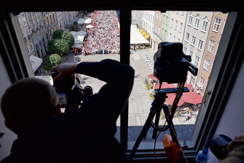 Dariusz Kula w oknie Bramy Królewskiej, na Długim Targu gdańszczanie 