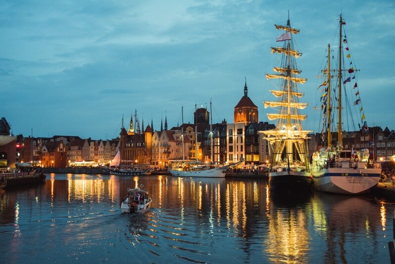 Zlot Żaglowców Baltic Sail Gdańsk, w którym udział wzięły jednostki m.in. z Estonii, Łotwy, Niemiec, Polski czy Szwecji. Na zdjęciu jako drugi od prawej cumuje Mercedes, jeden z najnowszych statków w międzynarodowej flocie żaglowców Mercedes. Ma 50 metrów długości, 18 żagli o łącznej powierzchni 900 m², a na jego pokładzie mieści się aż 140 osób. Zlot zakończył się paradą, którą sfilmowaliśmy m.in. z drona (link)