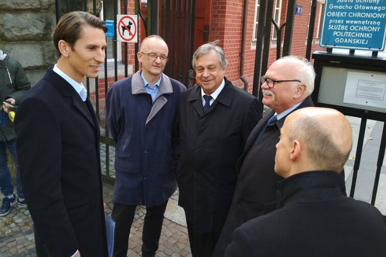 Kacper Płażyński (PiS) podczas spotkania z profesorami Politechniki Gdańskiej, którzy udzielili mu poparcia przed II turą wyborów na prezydenta Gdańska