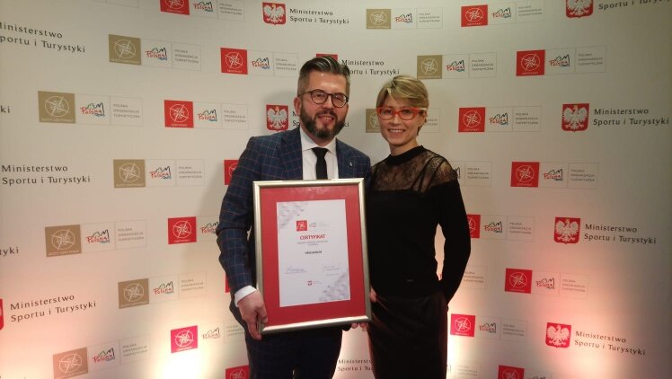 Nagrodę odebrali dyrektor Hevelianum Paweł Golak i Monika Mikołajczyk