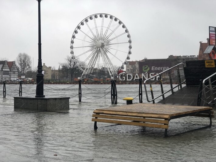 Środa, 2 stycznia, ok. godz. 9.30. Cofka na Motławie przy Targu Rybnym