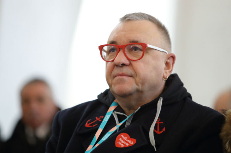 Jerzy Owsiak w Bazylice Mariackiej przed mszą św. pogrzebową Pawła Adamowicza