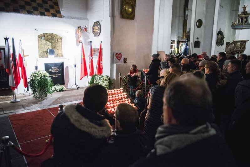 Urna z prochami prezydenta stoi w niszy w kaplicy św. Marcina