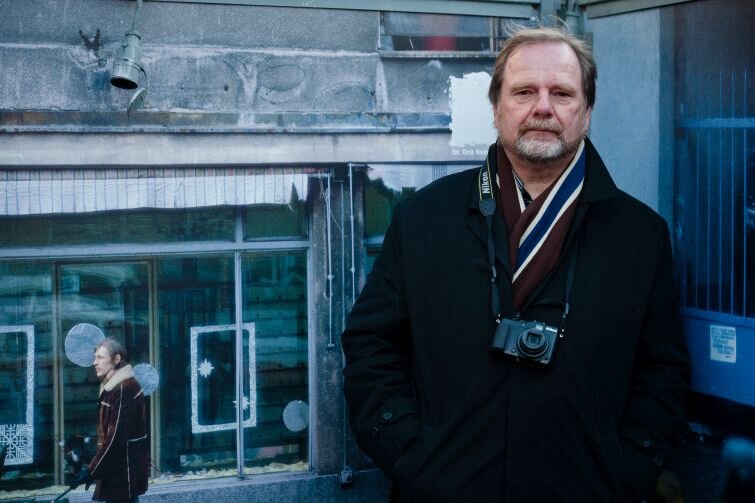 Chris Niedenthal podczas wernisażu swojej wystawy plenerowej 13/12. Codzienność stanu wojennego. Gdańsk, Długi Targ - 09.12.2011 r.