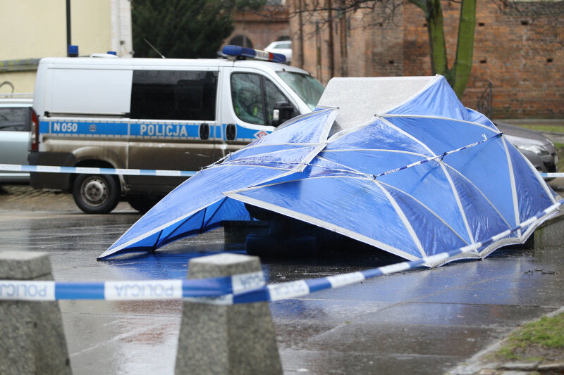 Obalony pomnik został przykryty i zabezpieczony