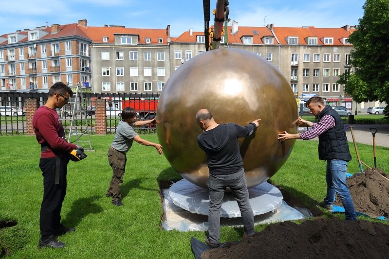 Gdańszczanie miewają do czynienia z marketingiem w kulturze na najwyższym światowym poziomie. Wielkim osiągnięciem w tej branży była Złota Kampania, promująca obraz Sąd Ostateczny, który można oglądać w Muzeum Narodowym w Gdańsku. Nz. złota kula, która stanęła w maju ub. roku na Placu Kobzdeja i była jednym z elementów promocji arcydzieła Memlinga