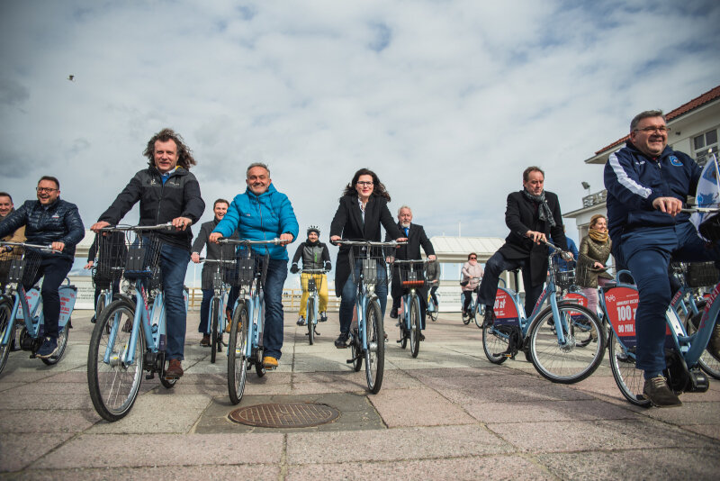 Symboliczny mini przejazd w pierwszym dniu działania MEVO, molo w Sopocie, 26 marca 2019 r.