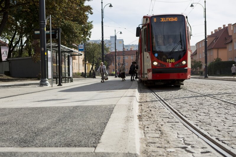 Przystanek Przeróbka, tramwaj linii 8 jadący w kierunku Jelitkowa