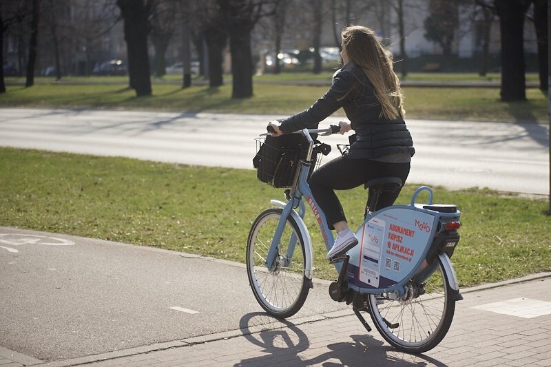 Rowerzystka na Mevo na al. Zwycięstwa w Gdańsku
