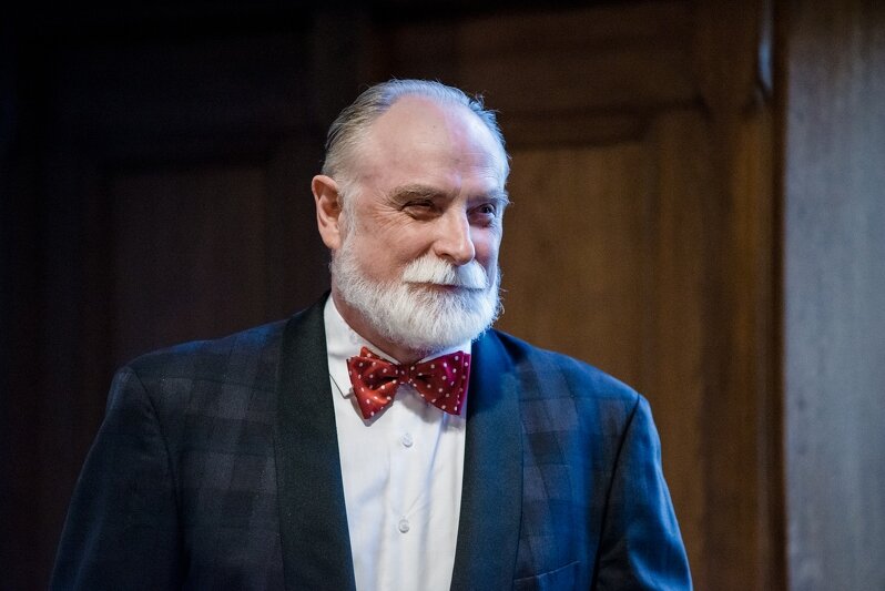 Stefana Chwina to prozaik, eseista, historyk, krytyk literatury, wykładowca uniwersytecki i grafik. Gdańszczanin i autor niezwykle dla Gdańska ważnych powieści, jak “Hanemann” czy “Srebrzysko. Powieść dla dorosłych