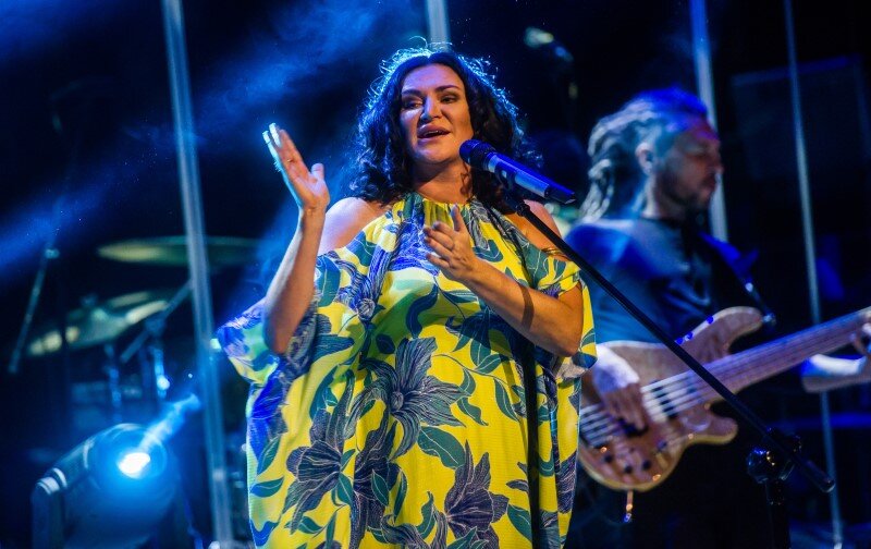 Kayah na koncercie charytatywnym pt. Głosy dla Hospicjum w 2016 na Ołowiance. We wtorek, 4 sierpnia 2019, zaśpiewa na Placu Zebrań Ludowych 