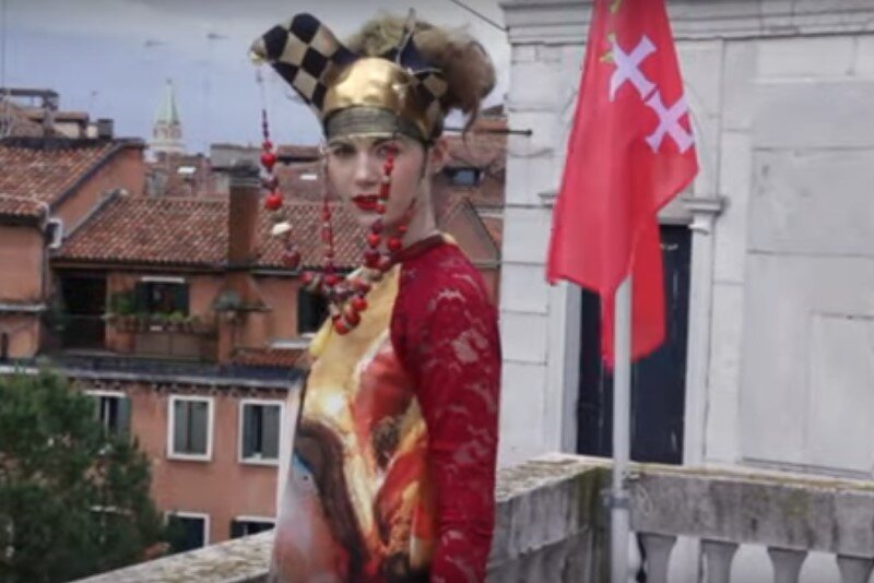 Gdańska wystawa bałtyckiego bursztynu w Wenecji przygotowana została według najlepszych zasad - nakręcono m.in. filmik promocyjny, inspirowany słynnym dziełem światowej kinematografii Oczy szeroko zamknięte (reż. Stanley Kubrick) 