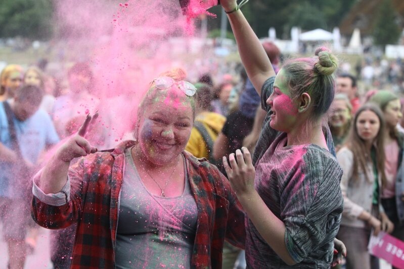 Festiwal Kolorów Nocy Świętojańskiej: tysiące osób przychodzą posłuchać muzyki na żywo i posypać siebie oraz znajomych i nieznajomych kolorowym proszkiem. Trochę dziwne zachowanie, ale przynosi dużą frajdę