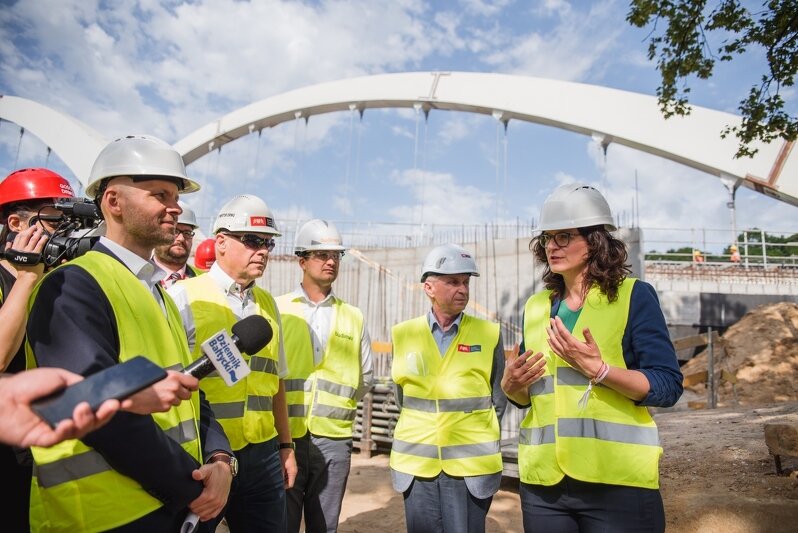 Prezydent Aleksandra Dulkiewicz ze współpracownikami na budowie wiaduktu Biskupia Górka. Do całkowitego zakończenia inwestycji pozostał rok, ale samochody zaczną jeździć wiaduktem już tej jesieni