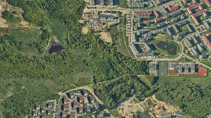 Teren w graniach projektu planu Zakoniczyn w rejonie ulicy Aleksandra Dulina jest niezagospodarowany. Ma tu powstać m.in. całoroczne lodowisko i basen