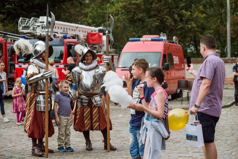 Na festynie RMG można m.in. zobaczyć jak wyglądali halabardnicy - strażnicy miejscy sprzed stuleci. Zdjęcie z Dnia Otwartego Rady Miasta Gdańska w 2016 r.