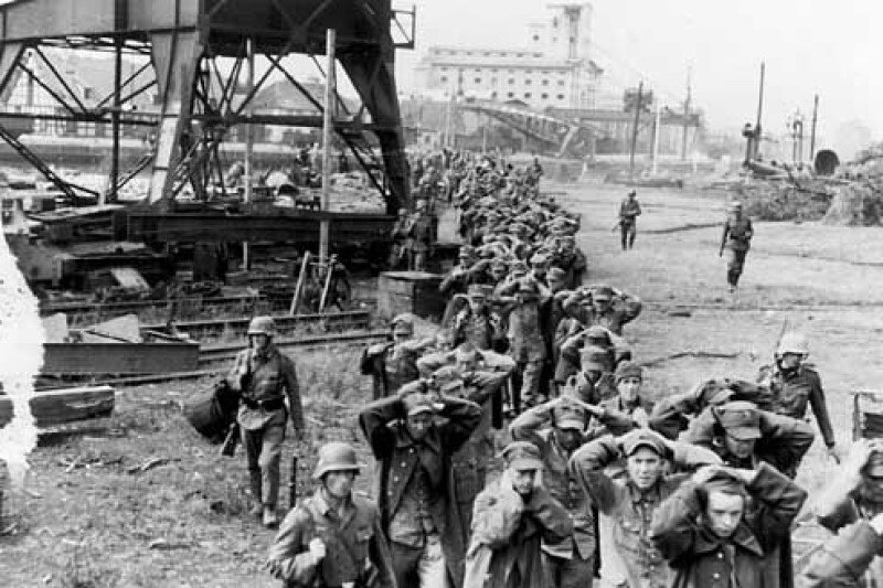 Polscy obrońcy Westerplatte idą do niewoli - chwila na którą Niemcy czekali siedem długich dni