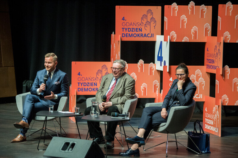 4. Gdański Tydzień Demokracji w Europejskim Centrum Solidarności - debata „Otwarte sprawy Polaków. 30 rocznica rządu Tadeusza Mazowieckiego”. Nz. (od lewej) wicemarszałek województwa pomorskiego Ryszard Świlski, historyk Andrzej Krawczyk oraz prezydent Gdańska Aleksandra Dulkiewicz