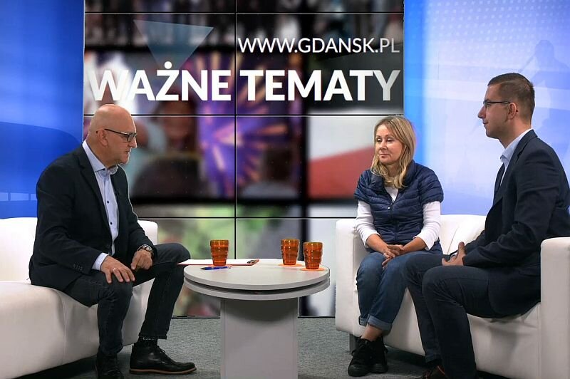 Wszystkie Strony Miasta. Nz. od prawej Cezary Śpiewak - Dowbór, przewodniczący klubu KO, Beata Dunajewska, przewodnicząca kluby WdG i prowadzący program Marek Wałuszko