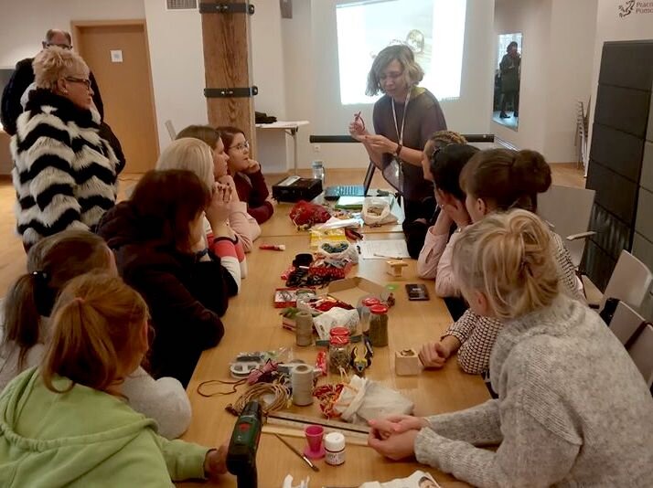 Warsztaty upcyclingowe wyrabiania ozdób choinkowych z niepotrzebnych przedmiotów odbędzie się w Inkubatorze Sąsiedzkiej Energii Dolne Miasto