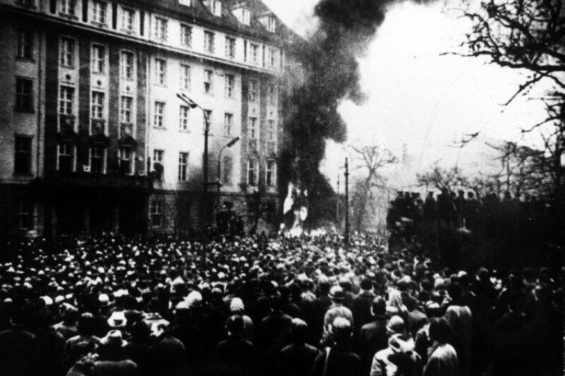 Autorem tego słynnego zdjęcia był Edmund Pepliński, fotograf, który prowadził swój zakład przy Długim Targu. To postać niezwykle zasłużona dla pamięci o Grudniu 1970 r. Dwa dni później, z okna swojego mieszkania przy ul. Świętojańskiej 66 w Gdyni, Edmund Pepliński zrobił najważniejsze zdjęcie Grudnia - manifestantów niosących ciało zastrzelonego 18-latka, Zbyszka Godlewskiego 