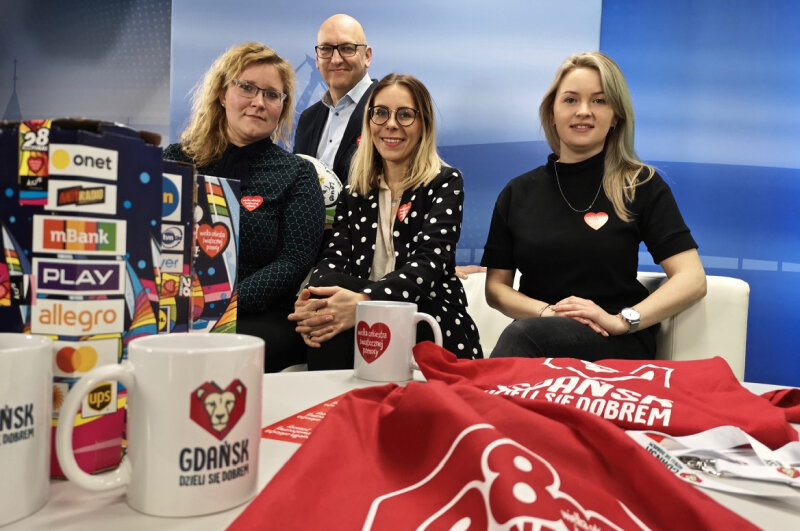 Wszystkie Strony Miasta. Nz. (od lewej) Katarzyna Brożek, rzeczniczka prasowa Szpitala Copernicus, Agnieszka Buczyńska, szefowa Sztabu WOŚP przy Regionalnym Centrum Wolontariatu oraz Dobrawa Morzyńska ze Sztabu WOŚP w Gdańsku, z tyłu prowadzący program Marek Wałuszko