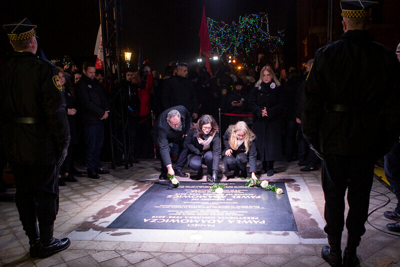 Tablica ku pamięci prezydenta Gdańska Pawła Adamowicza przy wejściu na Drogę Królewską (między Złotą Bramą a Katownią); od l.: Piotr Adamowicz, prezydent Gdańska Aleksandra Dulkiewicz, Antonia i Magdalena Adamowicz