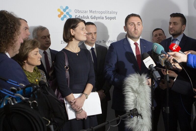 Środowy briefing w sprawie biletu metropolitalnego. Od lewej: prezydent Sopotu Jacek Karnowski, wójt gminy Szemud Ryszard Kalkowski, wójt gminy Pruszcz Gdański Magdalena Kołodziejczak, burmistrz Redy Krzysztof Krzemiński, zastępca prezydenta Gdyni Katarzyna Gruszecka-Spychała, przewodniczący MZKZG Kamil Bujak, zastępca prezydenta Gdańska Piotr Borawski, przewodniczący Rady Miasta Rumi Ariel Sinicki, Daniel Stenzel - rzecznik prasowy prezydent Miasta Gdańska